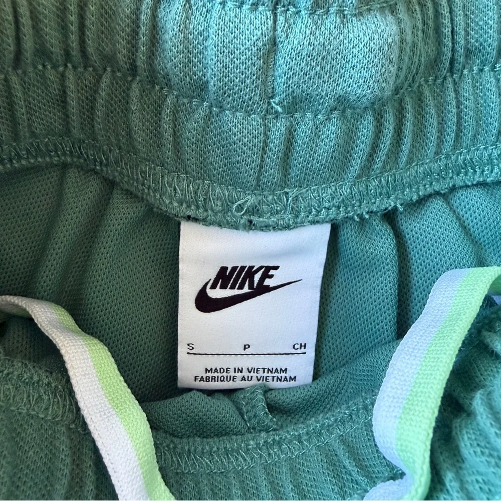 Nike Sportswear Girls' Crop Top and shorts - Picture 4 of 8